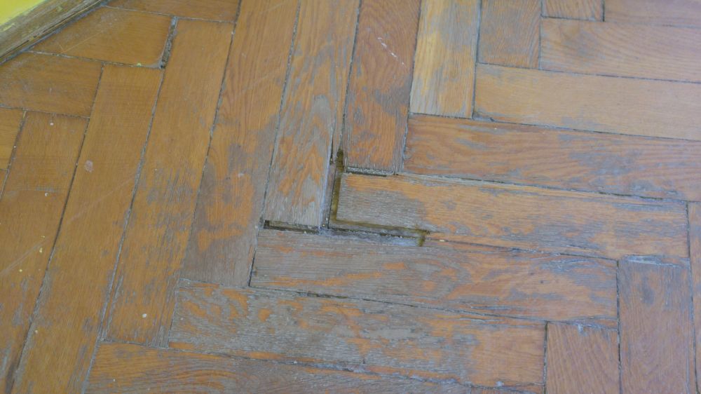 Renowacja starych posadzek drewnianych i związane z nią problemy